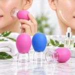 Pembe silikon vakumlu yüz masaj kupasının yanak bölgesinde uygulanışı